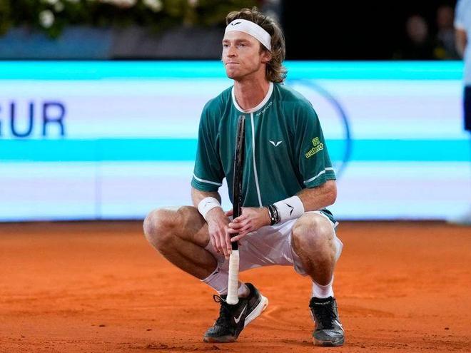 及吉祥物亲 及吉祥物亲