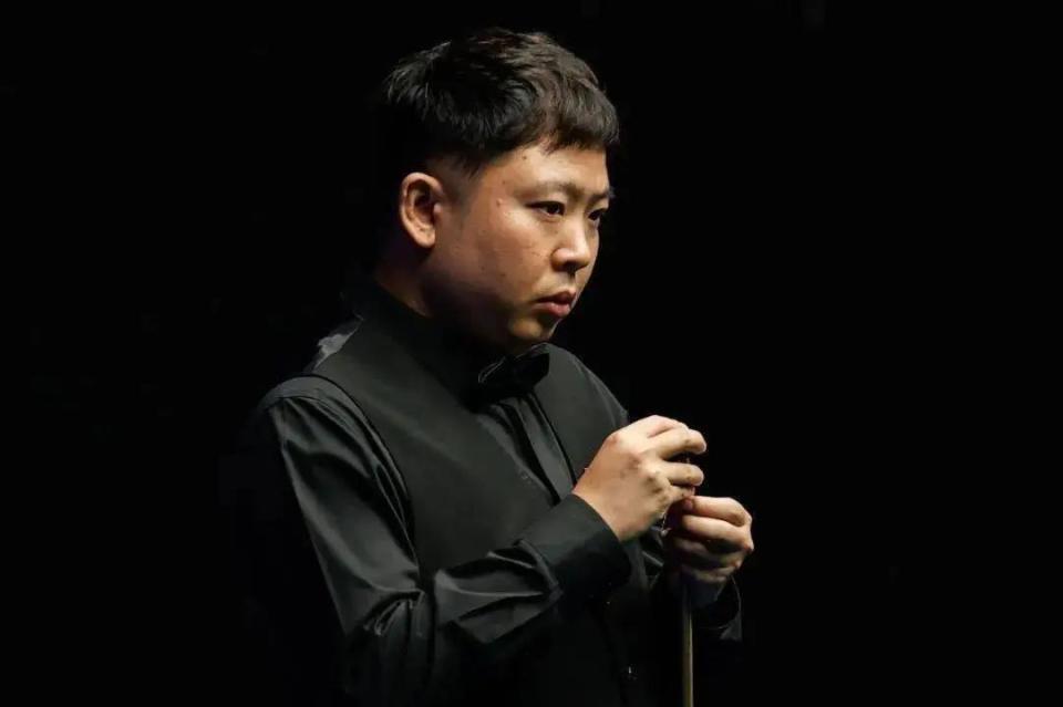 他在一个采 他在一个采